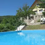 Traditionelle Mit Pool Und Ausblick By Interhome Case de vacanță