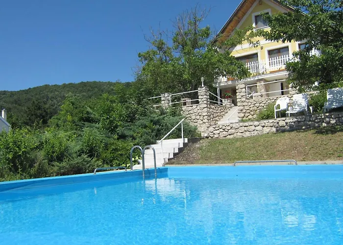 Traditionelle Mit Pool Und Ausblick By Interhome בית נופש